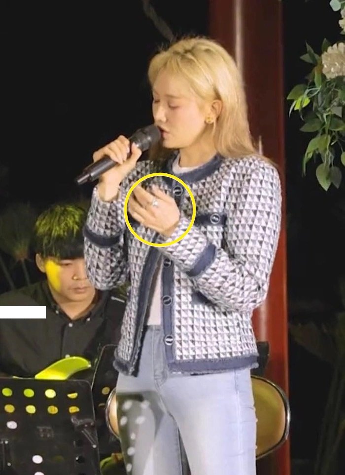 Showbiz 6/9: Hòa Minzy xác nhận "vẫn là gia đình" với bạn trai cũ, Hari Won bị phát hiện không đeo nhẫn cưới-2