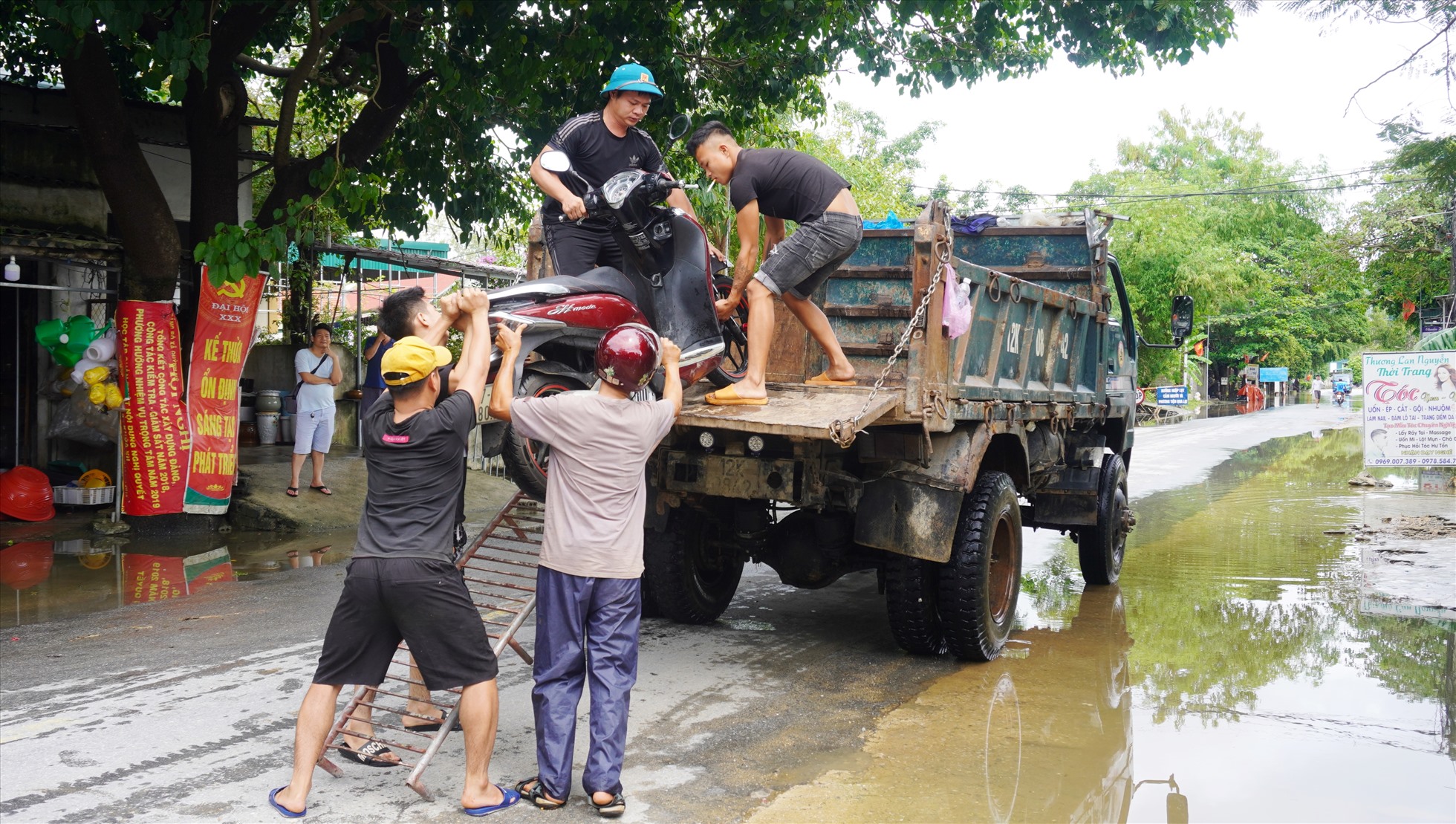 Nghệ An: Người dân trèo xe tải băng qua dòng nước lũ để về nhà-8