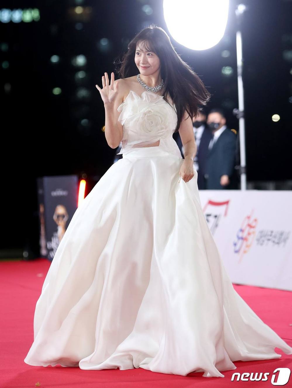 Yoona qua bao mùa trao giải "Rồng xanh": Sắc trắng làm nên thương hiệu-5