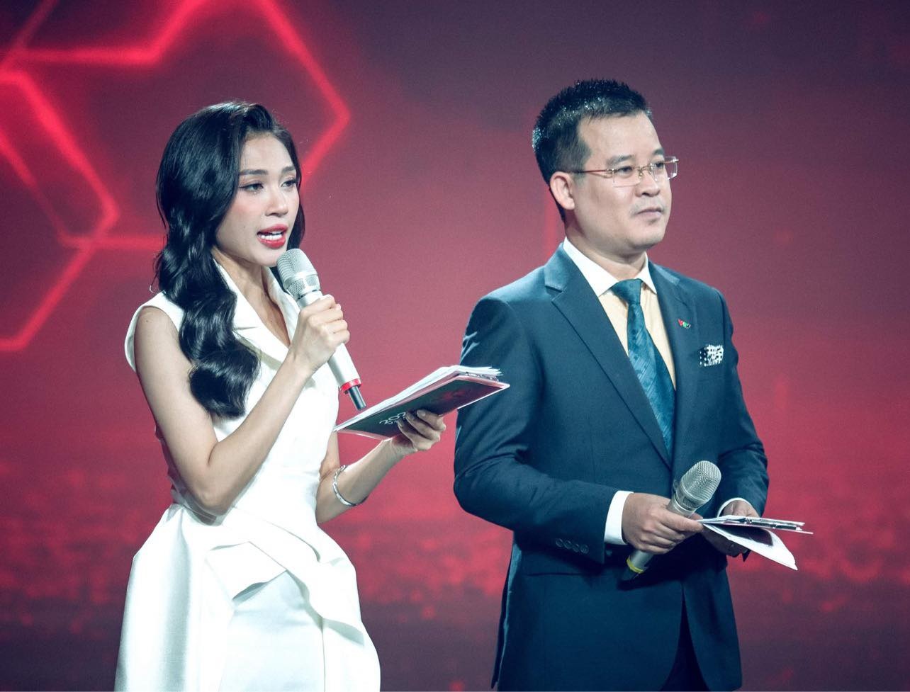 MC Ngọc Anh rạng rỡ trong lần thứ 2 dẫn chương trình V-League Awards-2