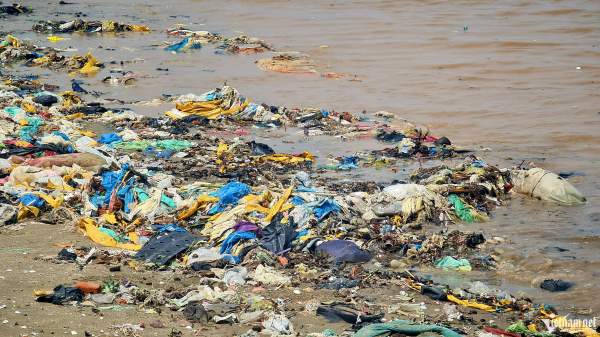 Bờ biển ở Thanh Hóa quanh năm ngập rác-2