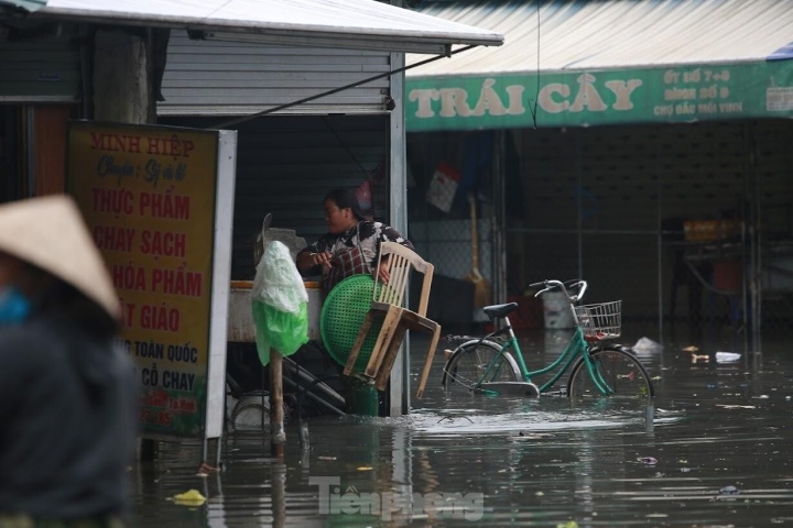 Nước lũ đổ về, chợ đầu mối lớn nhất Nghệ An ngập nặng-2