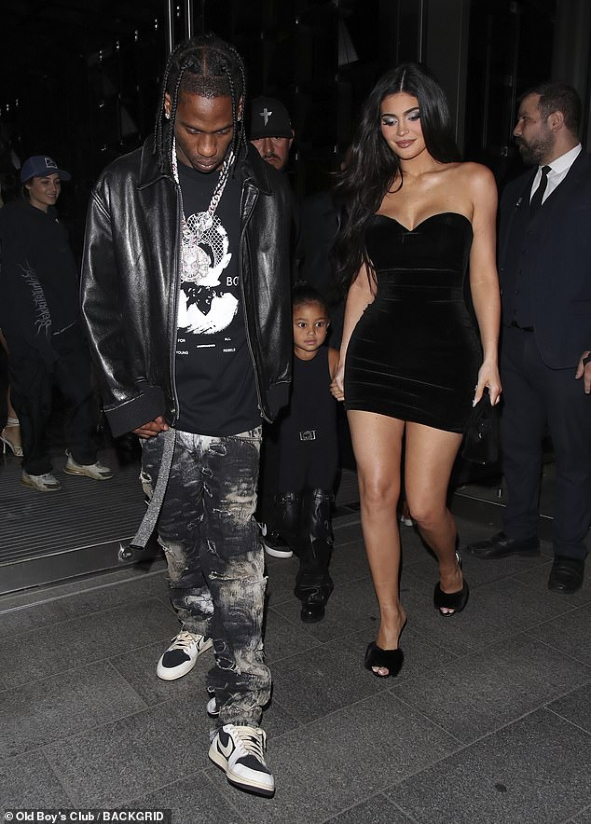 Kylie Jenner mặc đầm gợi cảm đi chơi tối cùng bạn trai và con gái cưng-4