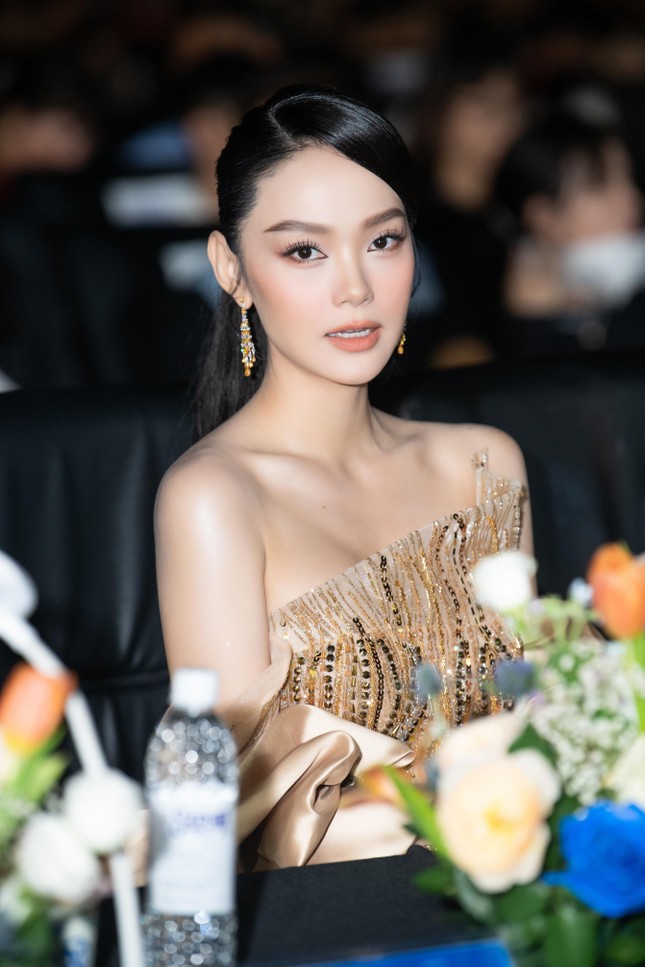 Minh Hằng tái xuất gợi cảm sau đám cưới, hội ngộ chủ tịch Miss World Vietnam trên ghế nóng-3