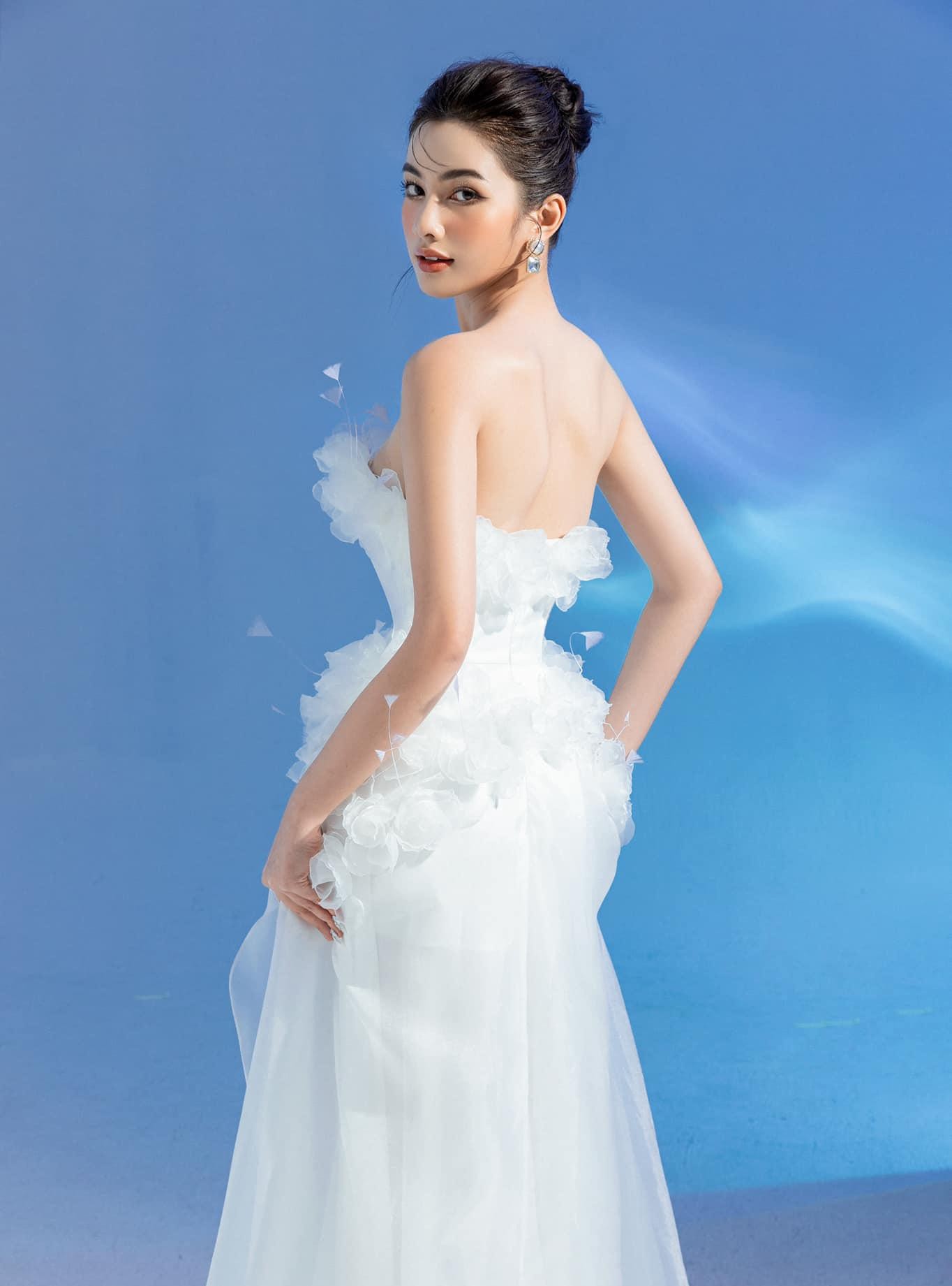 Kỳ Duyên thả dáng nóng bỏng với váy cut-out, Khánh Vân mặc váy dạ hội sexy cách điệu từ áo tắm-5