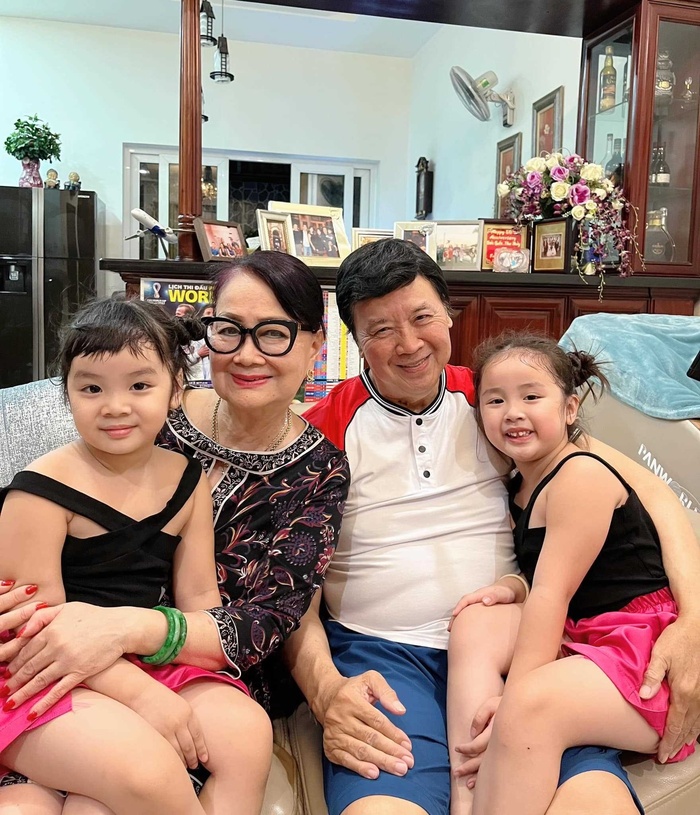 Vợ chồng NSƯT Bảo Quốc tới dự sinh nhật con gái Hoài Lâm, không thấy bóng dáng nam ca sĩ-1