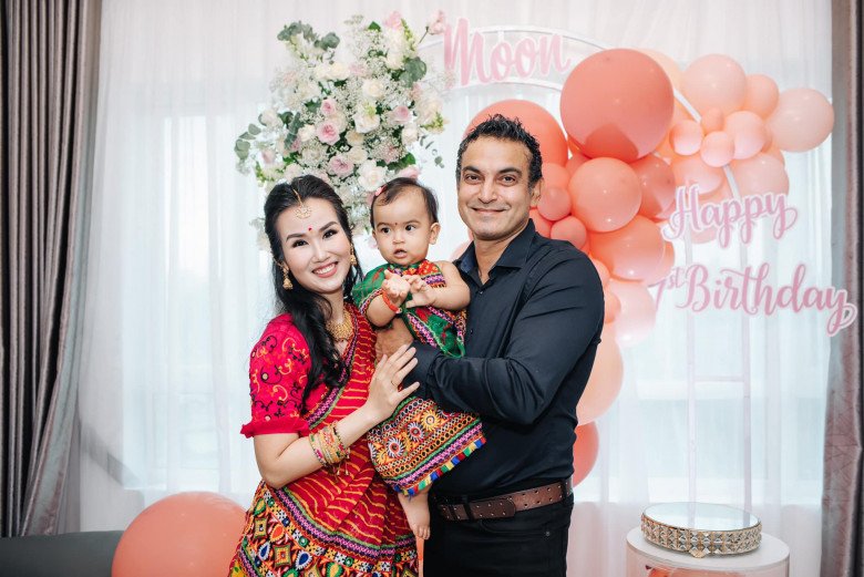 Gia đình Võ Hạ Trâm mừng sinh nhật con gái 1 tuổi chuẩn phong cách Ấn Độ, cô bé nhìn quá cưng-8