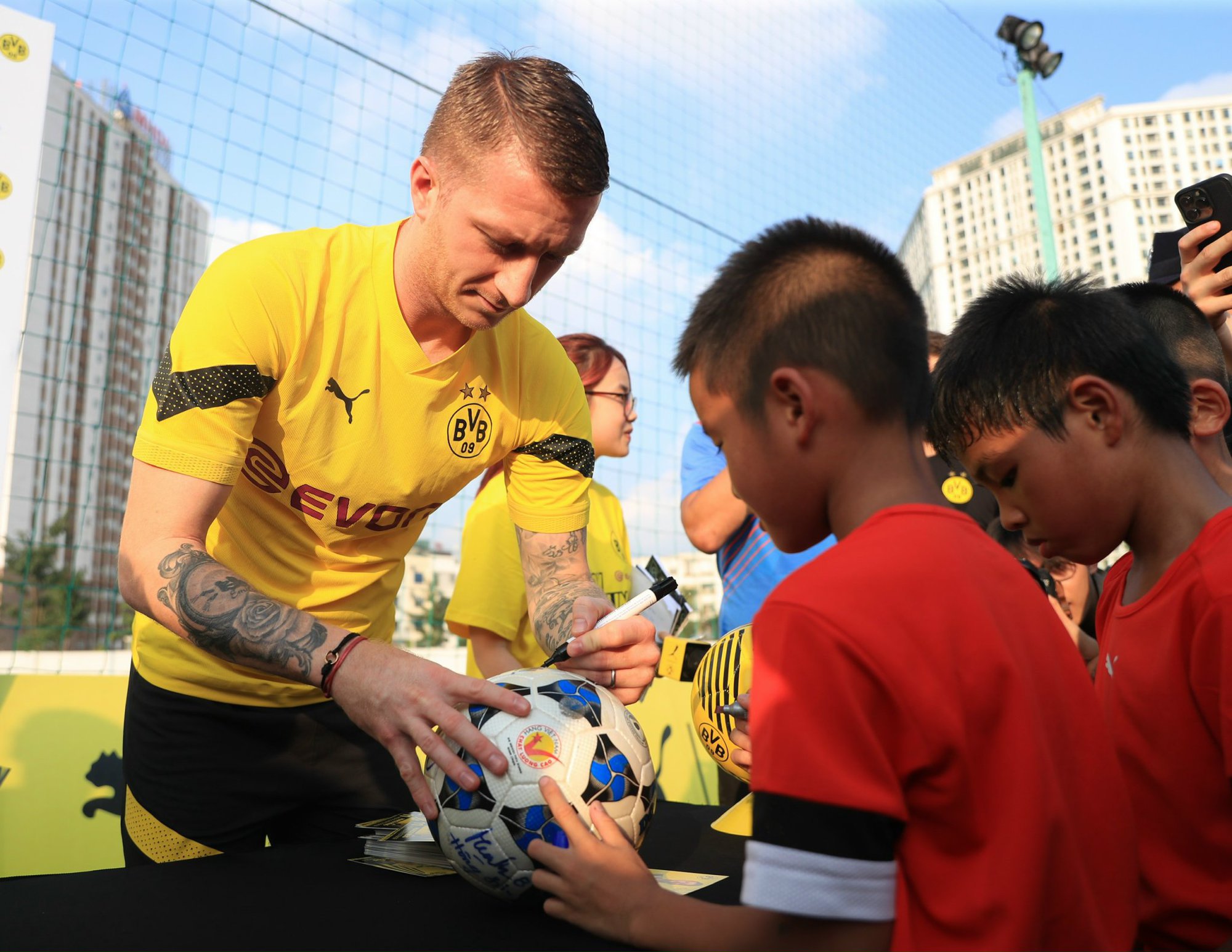 Dàn cầu thủ Dortmund so tài cùng 30 cầu thủ nhí Việt Nam-2