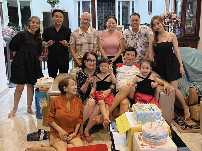 Vợ chồng NSƯT Bảo Quốc tới dự sinh nhật con gái Hoài Lâm, không thấy bóng dáng nam ca sĩ-3