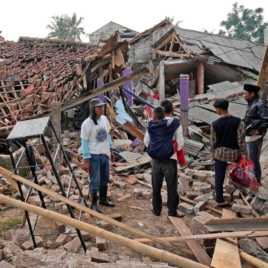 Động đất Indonesia 268 người ra đi: Bố mẹ tay không đào đất cứu con-7