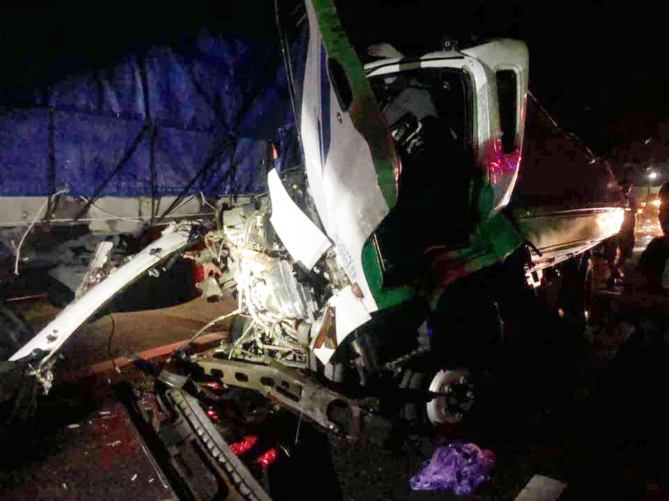 Hà Tĩnh: Xe tải nát bét sau va chạm xe đầu kéo, hai người thương vong-2