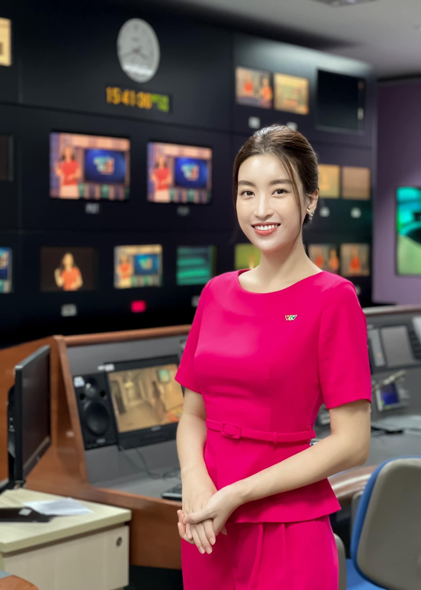 Dàn Hoa, Á hậu đẹp hút hồn khi làm MC trên truyền hình-4