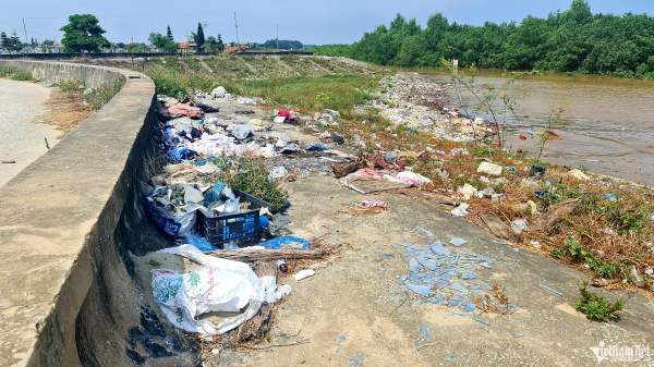 Bờ biển ở Thanh Hóa quanh năm ngập rác-7