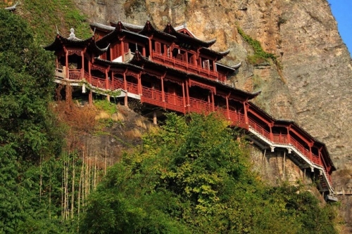 Bí ẩn ngôi chùa gắn chặt vào vách đá dựng đứng suốt 700 năm-2