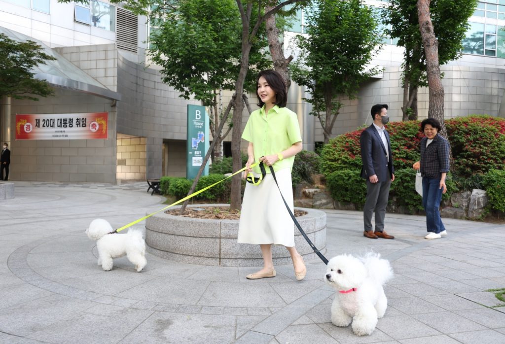 Phong cách thời trang “New Woman” của phu nhân tổng thống Hàn Quốc được gói gọn trong 3 chữ: Sang trọng, độc lập, tinh tế-9