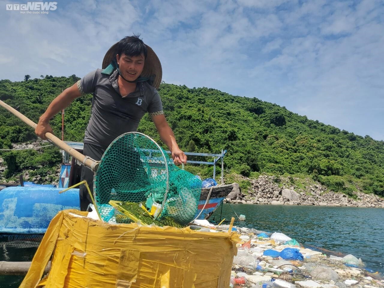 Rác thải nhựa ngập ngụa quanh các bè nuôi thuỷ sản ở vịnh Vũng Rô, Phú Yên-4