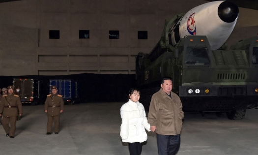 Ông Kim Jong-un đưa vợ con đi xem phóng tên lửa đạn đạo xuyên lục địa-cover-img