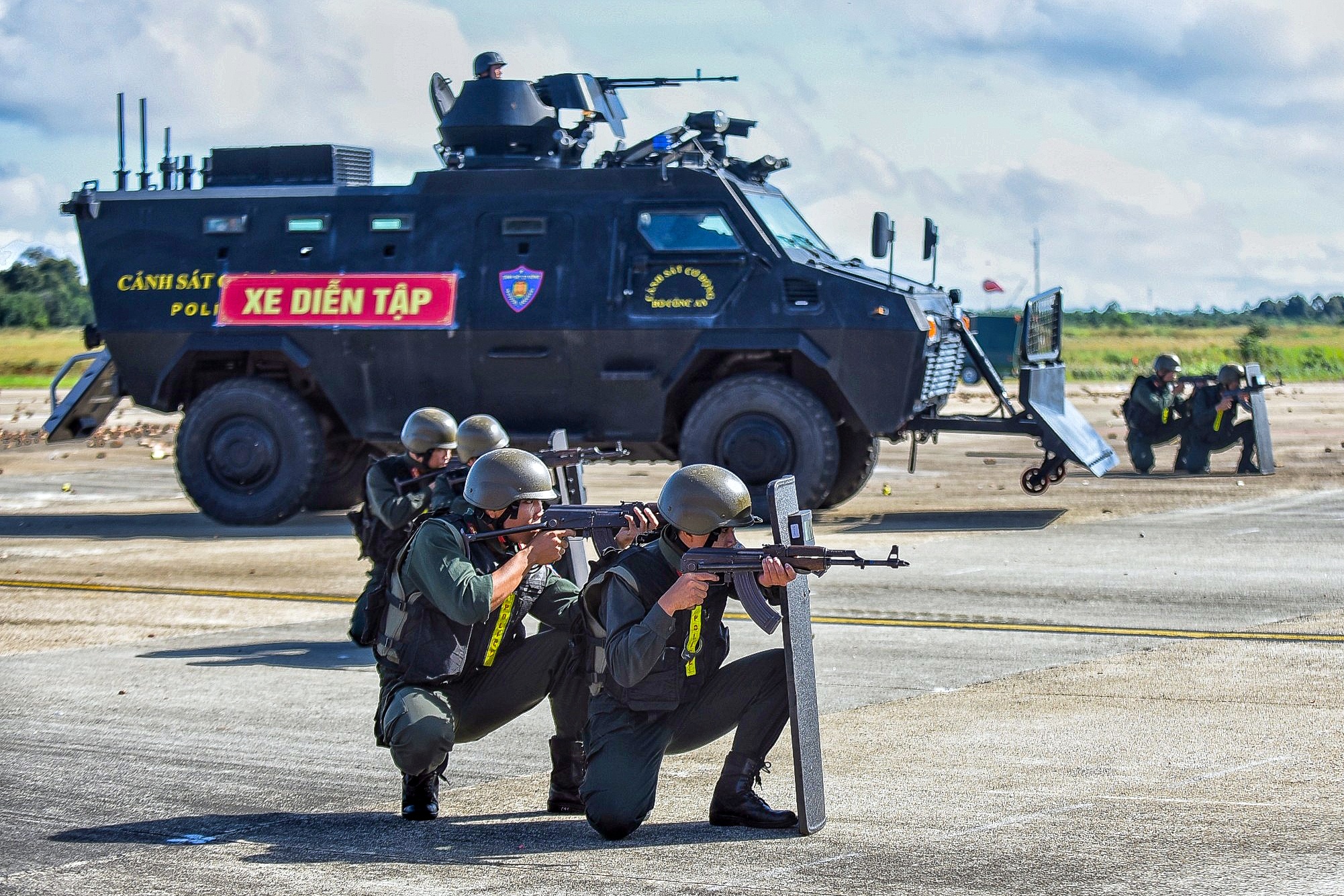 Diễn tập bắn hạ UAV, ngăn bạo loạn khủng bố tại sân bay-11