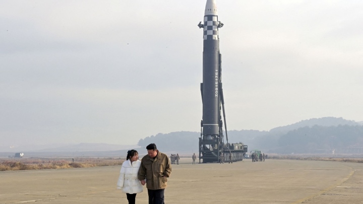 Ông Kim Jong-un đưa vợ con đi xem phóng tên lửa đạn đạo xuyên lục địa-1