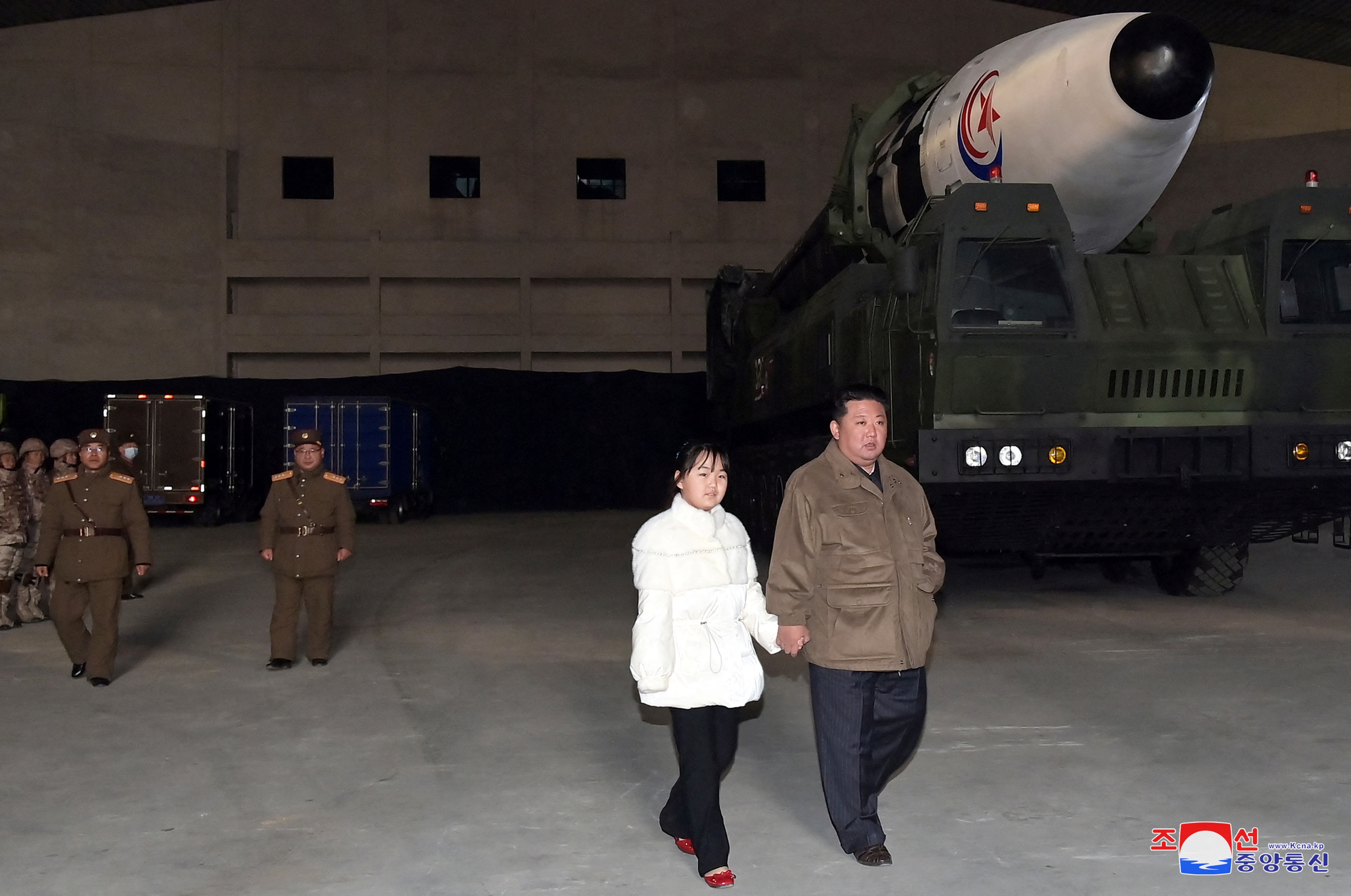 Con gái ông Kim Jong-un lần đầu lộ diện trong vụ phóng tên lửa-3