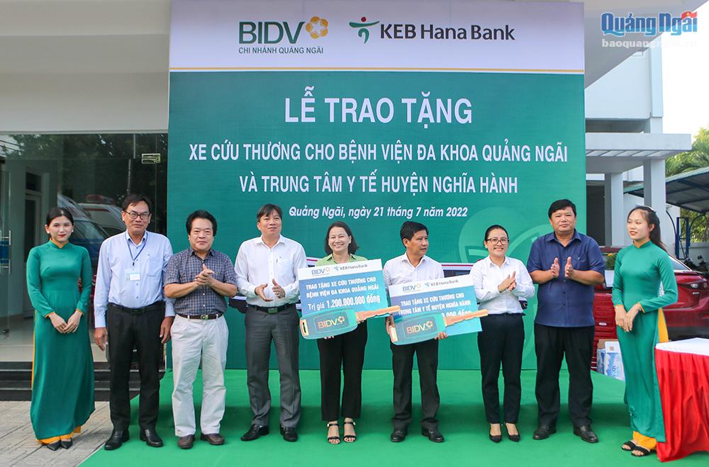 BIDV Quảng Ngãi: Trao tặng 2 xe cứu thương với tổng trị giá 2,4 tỷ đồng-1