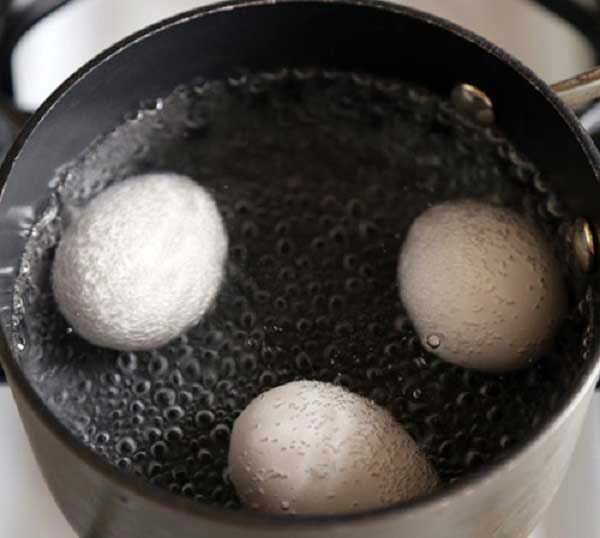 Những mẹo bóc trứng 'thần sầu' giúp bạn lột trụi quả trứng một cách dễ dàng mà trứng vẫn láng mịn-2