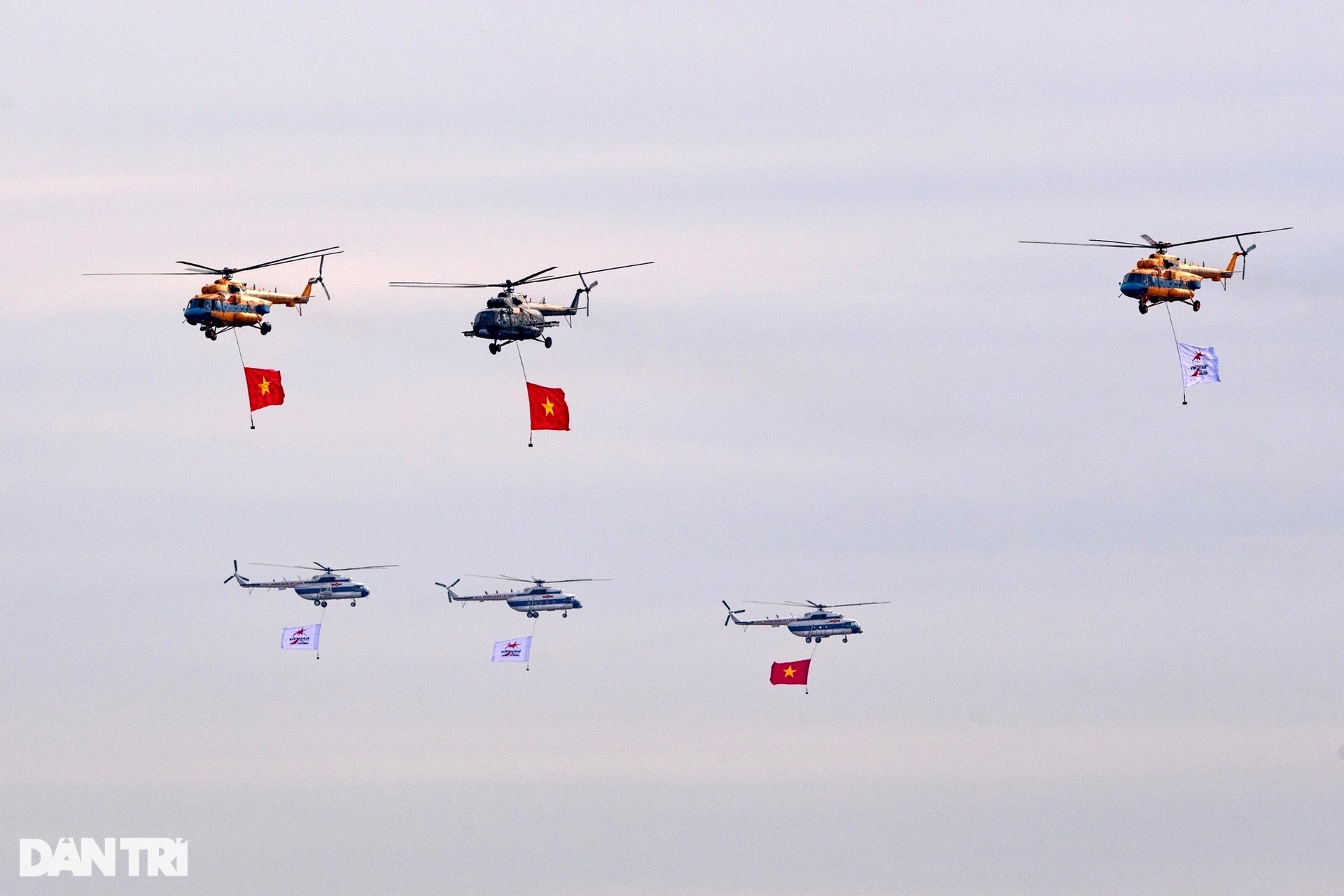 Những lá cờ được treo thế nào ở 6 trực thăng bay tại triển lãm quốc phòng?-6