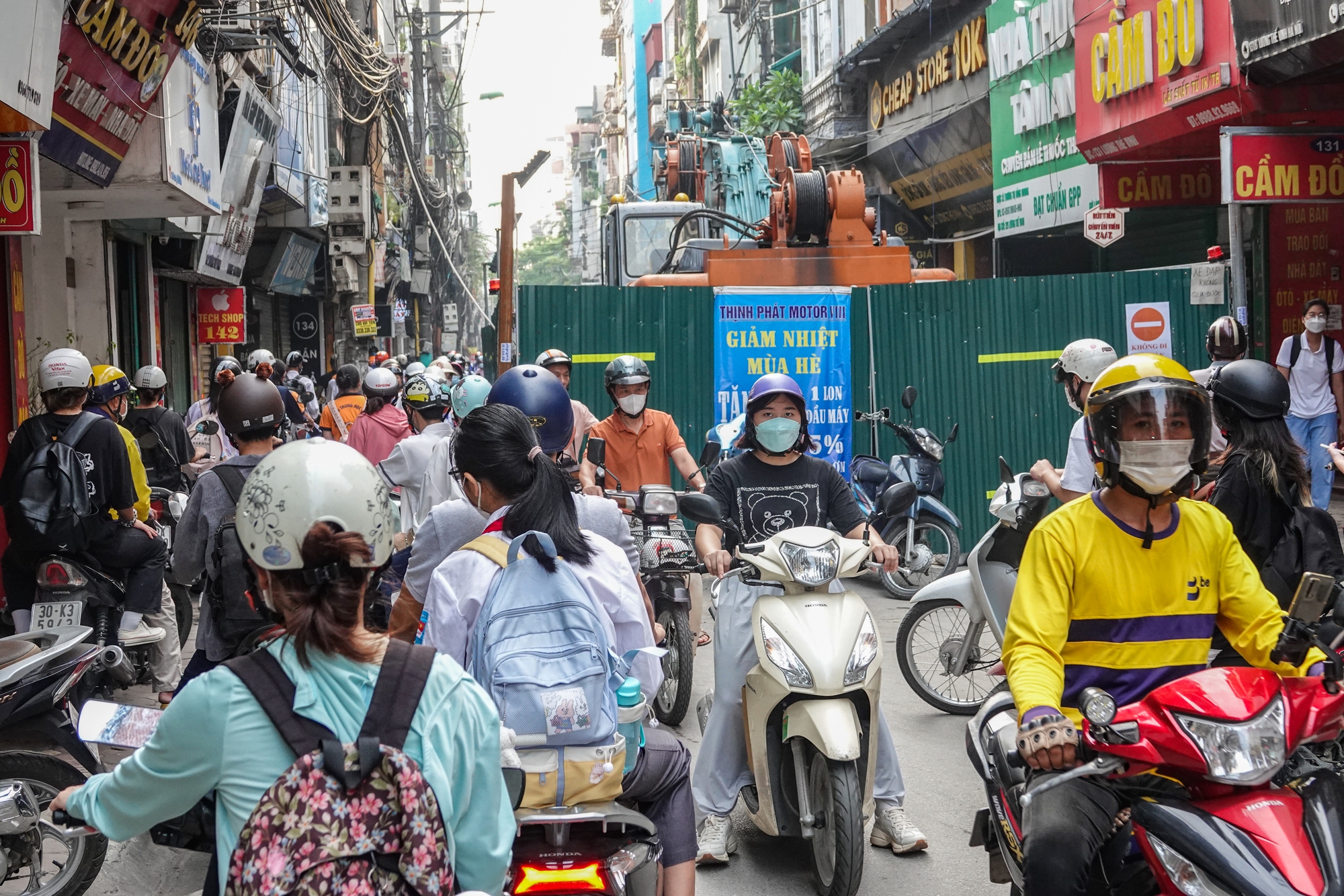 Hà Nội: "Lô cốt" án ngữ giữa đường khiến người dân khổ sở di chuyển-2
