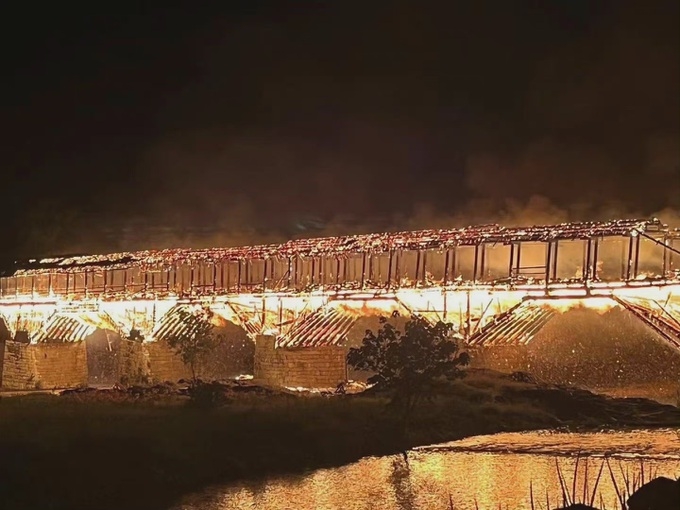 Cầu gỗ gần nghìn năm tuổi ở Trung Quốc cháy dữ dội trong đêm-3