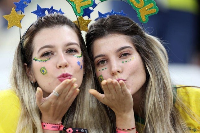 Những nữ cổ động viên Brazil xinh đẹp trên khán đài World Cup 2022-9