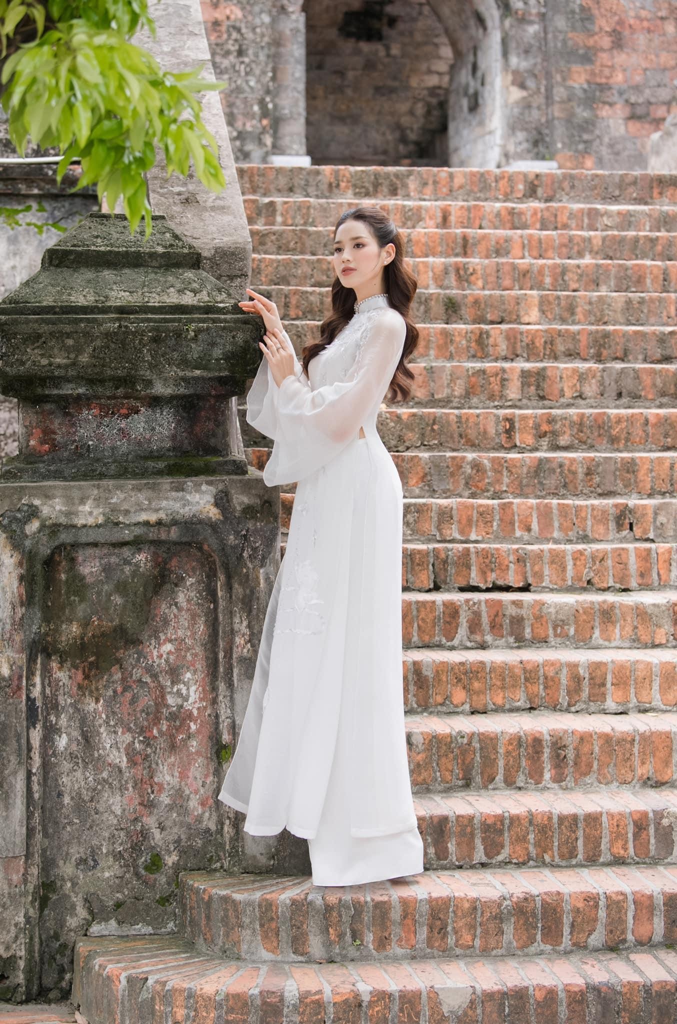 Hoa hậu Đỗ Thị Hà đẹp thuần khiết với áo dài trắng-6