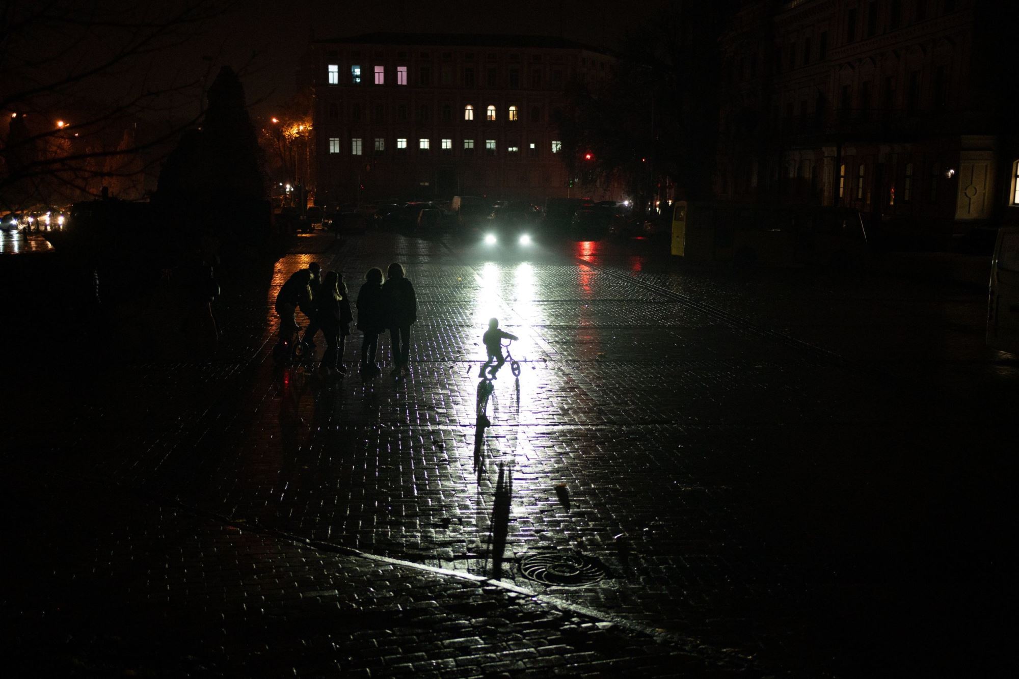 Người dân Kiev chật vật trong bóng tối khi Nga chủ đích nhắm vào hạ tầng lưới điện của Ukraine-3