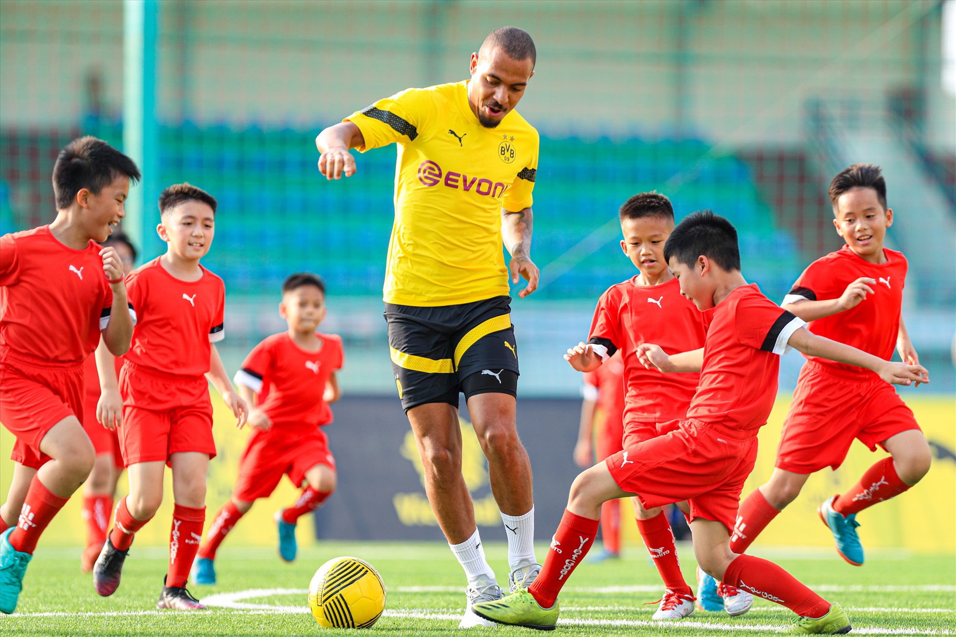 Ngôi sao Borussia Dortmund giao lưu các cầu thủ nhí Việt Nam-4