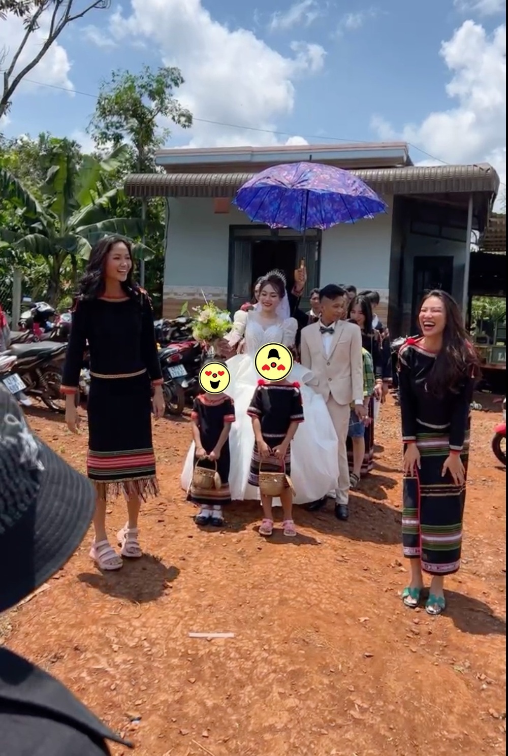 Thời trang đa dạng khi đi dự tiệc cưới của dàn hậu Việt-3