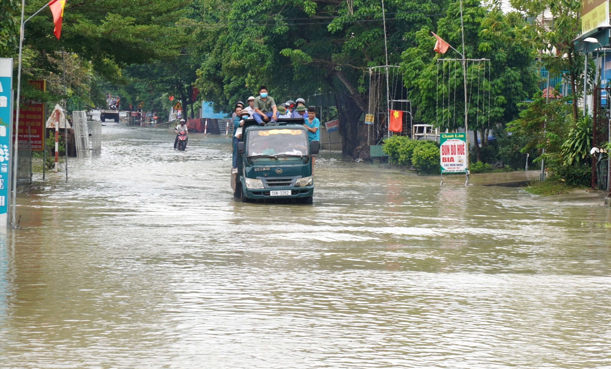 Nghệ An: Người dân trèo xe tải băng qua dòng nước lũ để về nhà-10