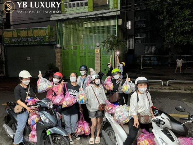 Vu Lan báo hiếu: YB Spa lan tỏa tình yêu thương đến những người vô gia cư tại Sài Gòn-1