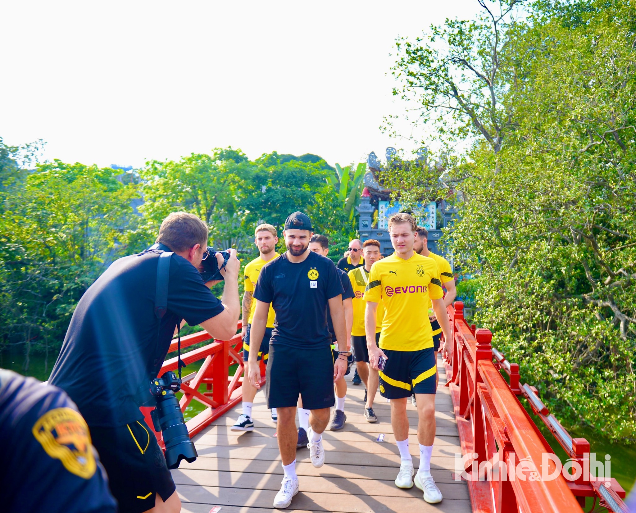 Cầu thủ Dortmund lần đầu trải nghiệm xích lô và dạo quanh Hồ Gươm-4