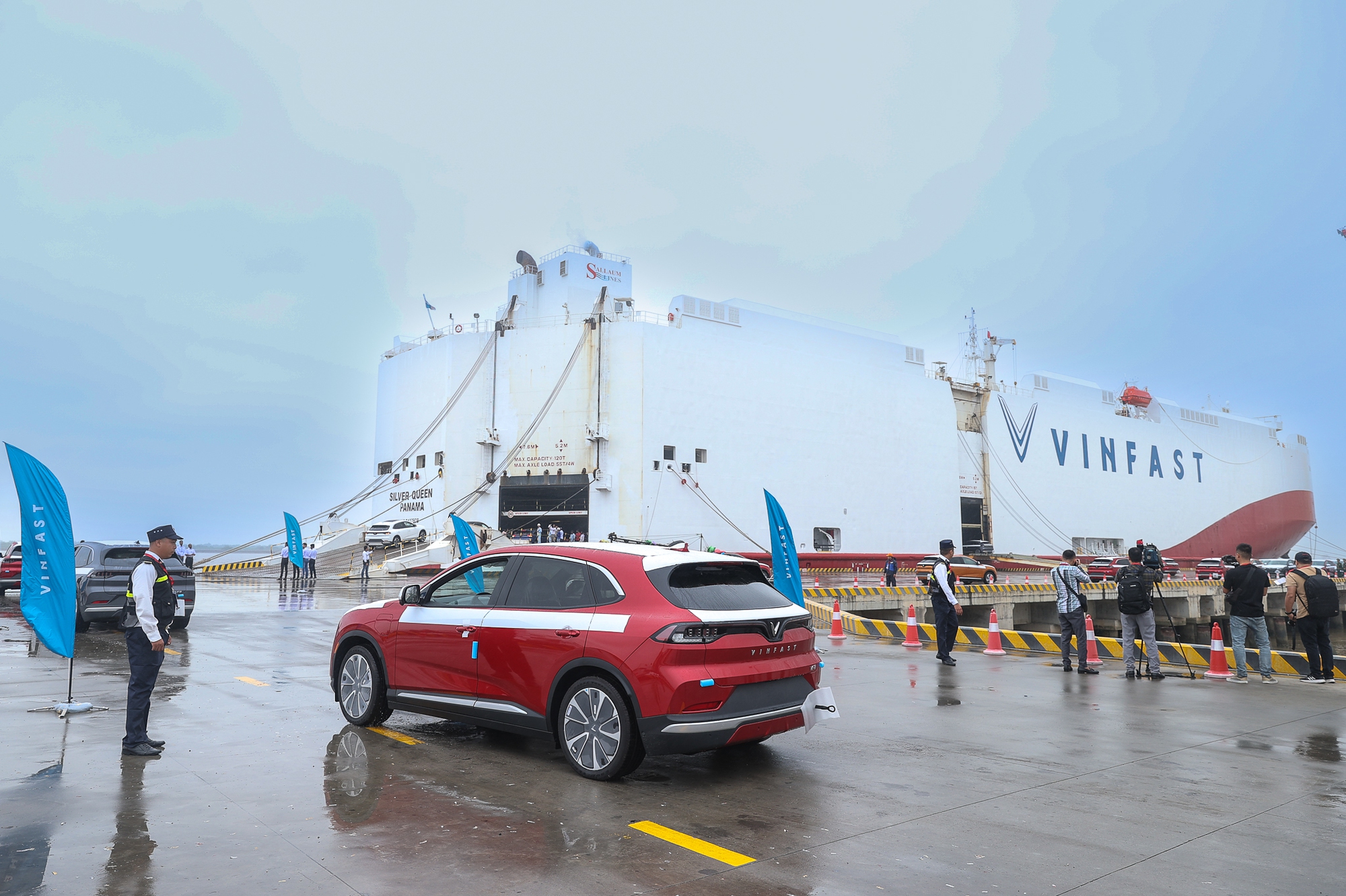 Thủ tướng chứng kiến ô tô điện thương hiệu Việt Nam lần đầu tiến ra thế giới-4