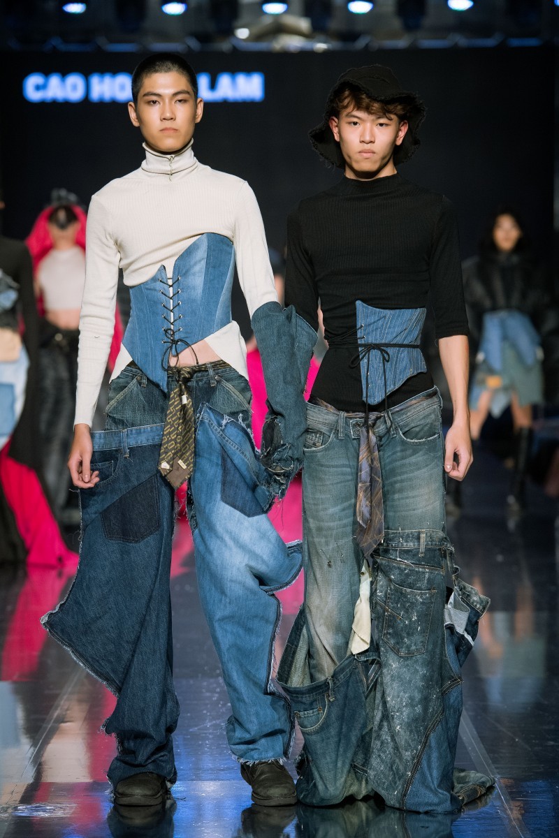 Nhà thiết kế gen Z sáng tạo thời trang từ quần áo cũ, đồ jeans đi xin-14