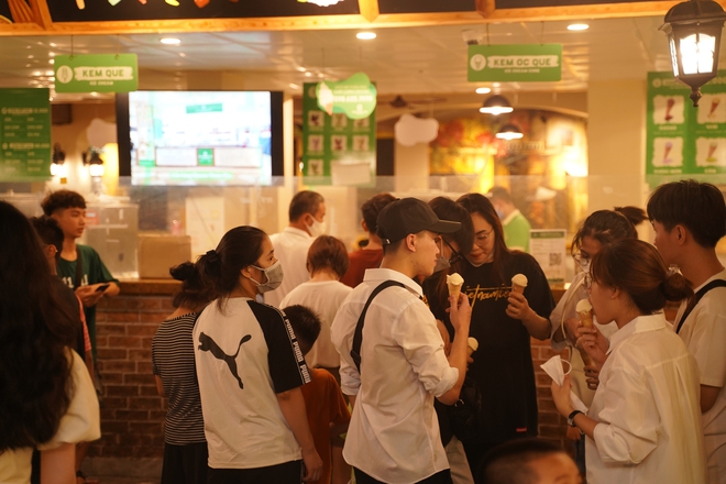 Cuối tuần, giới trẻ Hà Nội rủ nhau đi ăn kem đông nghịt ở những địa điểm trứ danh-11