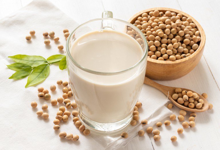 Sữa đậu nành ngon - bổ - rẻ nhưng uống sai dễ rước bệnh vào người: 5 nhóm người nên tránh xa-1