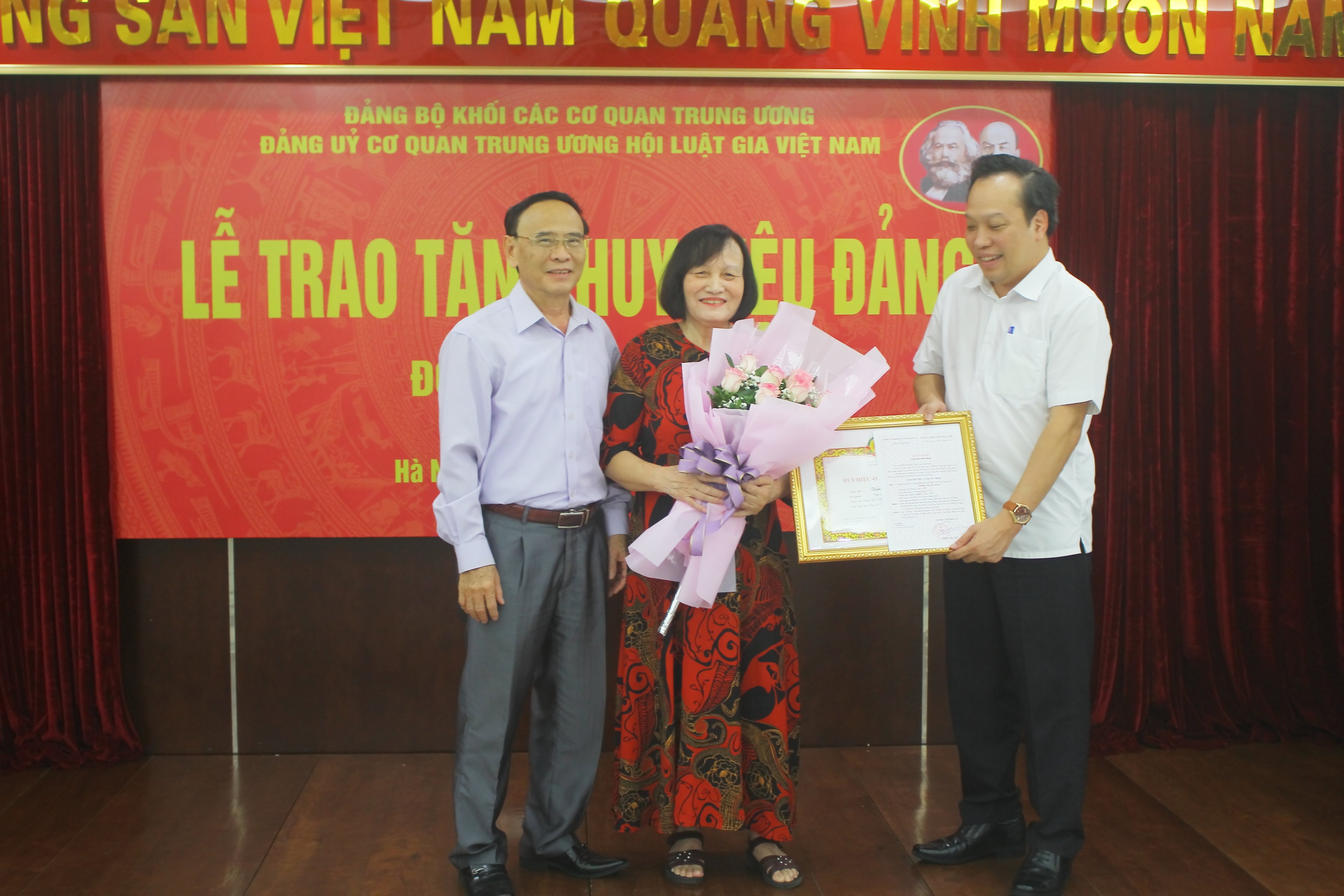 Hội Luật gia Việt Nam tổ chức trao huy hiệu 40 năm, 45 năm tuổi Đảng-3