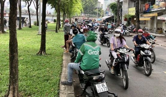 Hàng trăm người xem vớt thi thể áo xám trên kênh Nhiêu Lộc - Thị Nghè-cover-img