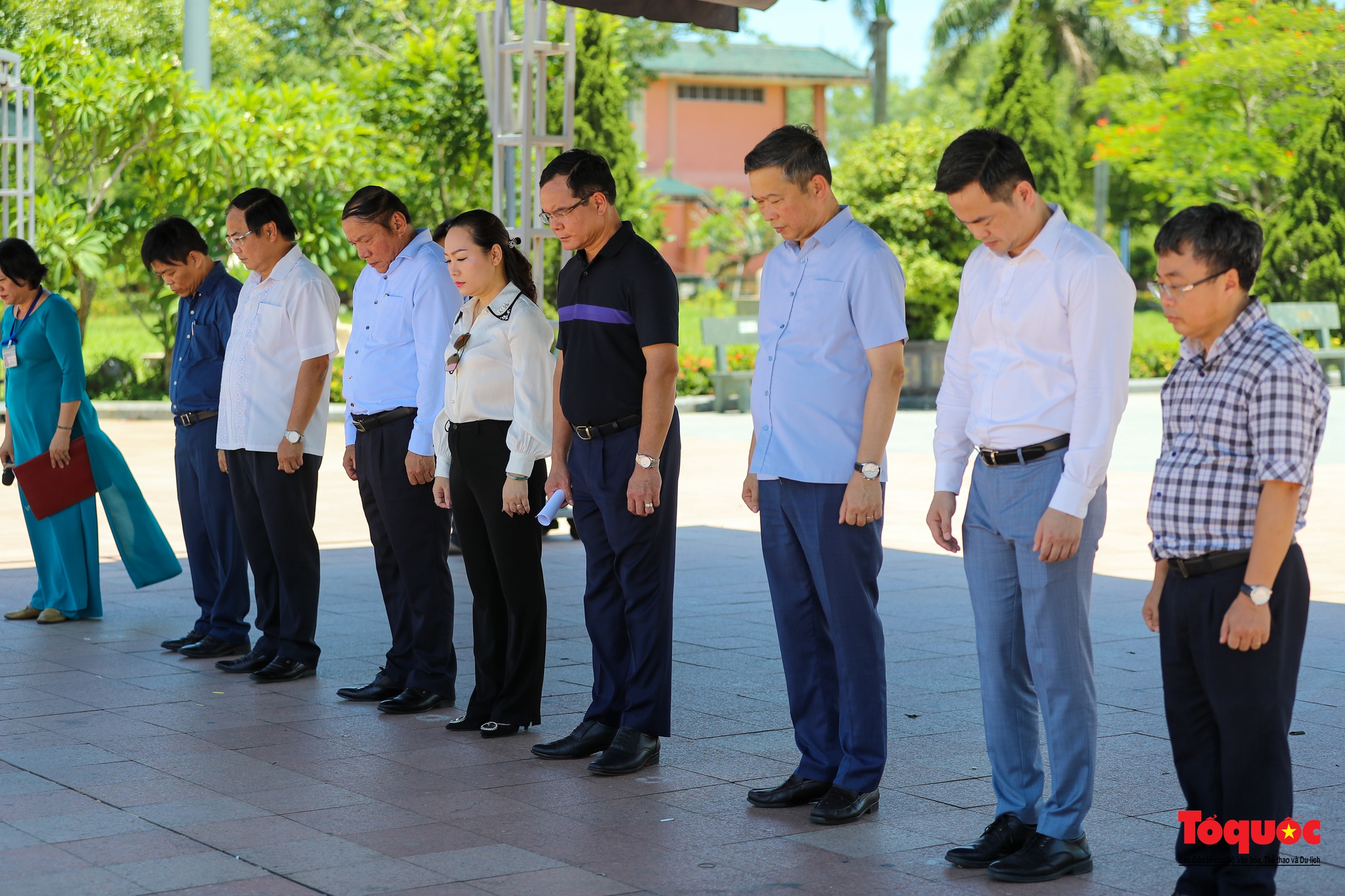 Bộ trưởng Bộ VHTTDL Nguyễn Văn Hùng dâng hương tri ân các liệt sỹ và tặng quà cho các cựu TNXP Quảng Trị-14