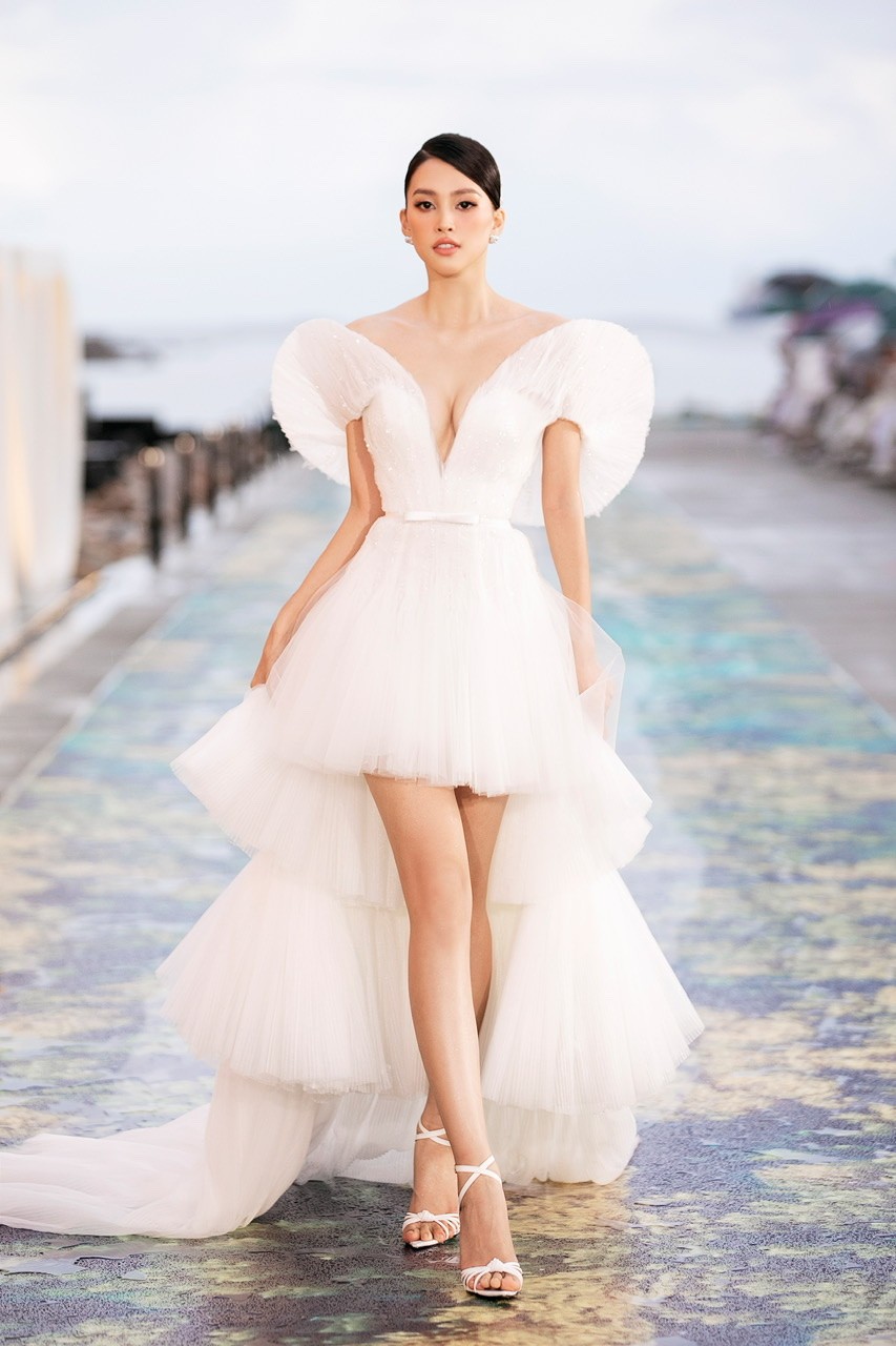 Hoa hậu Tiểu Vy, Á hậu Phương Anh đọ sắc khi diện váy cưới-4