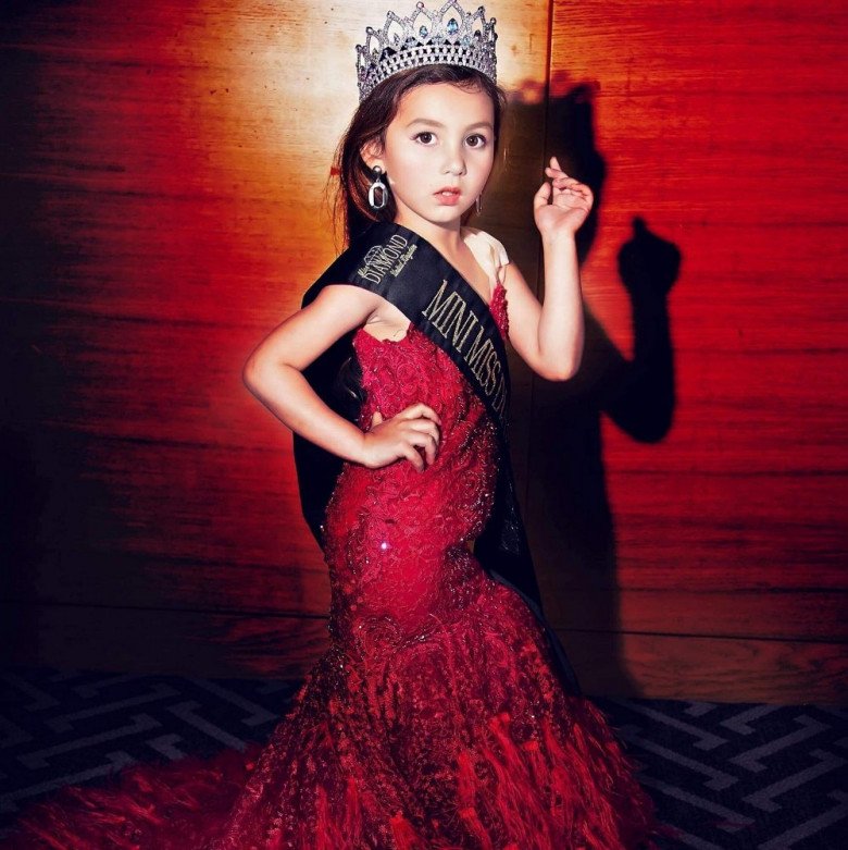 3 bé gái Việt là con lai đăng quang Hoa hậu nhí quốc tế, có bé đẹp hệt Hồ Ngọc Hà-1