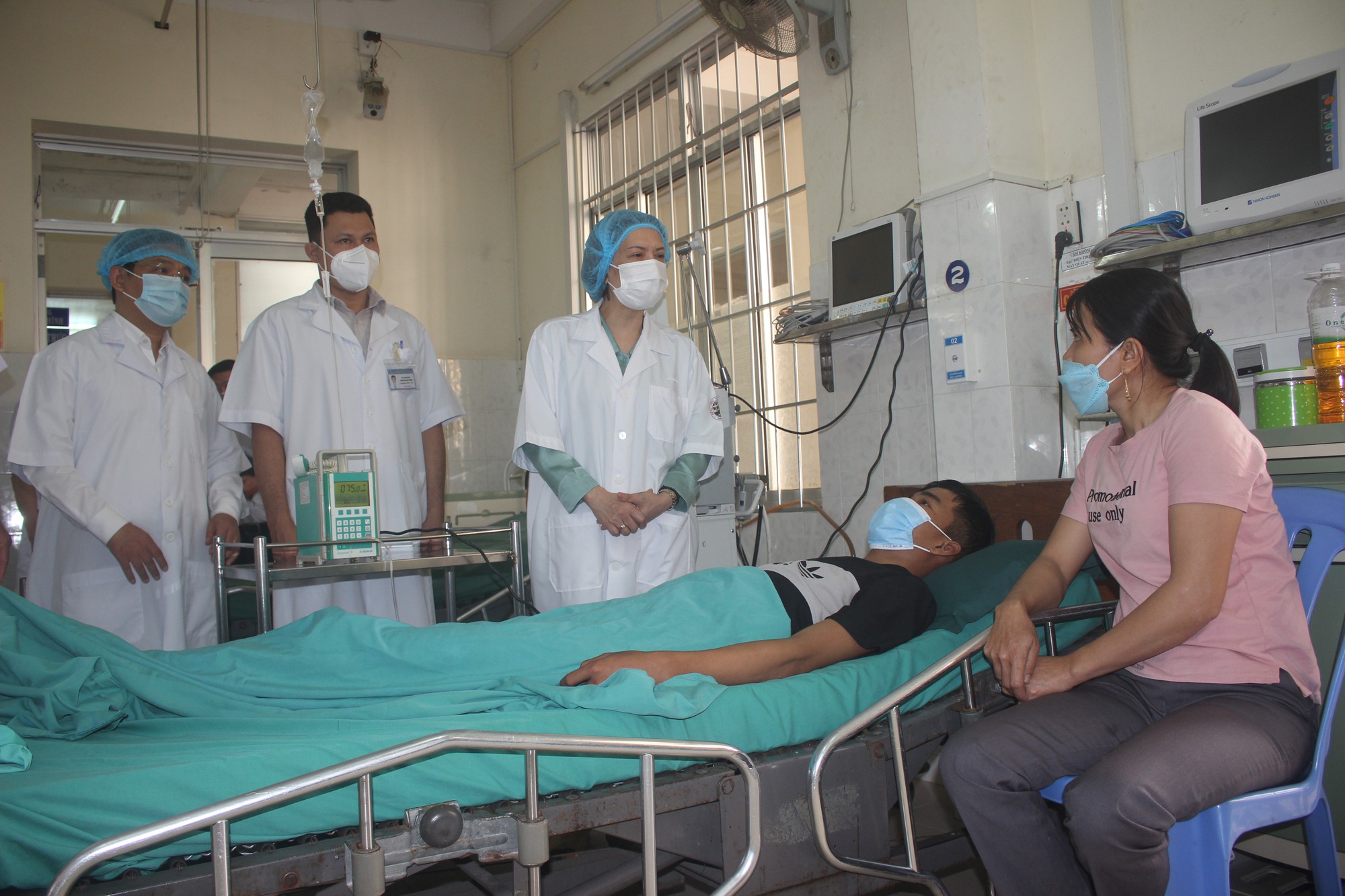 Thứ trưởng Bộ Y tế thị sát 'điểm nóng' sốt xuất huyết và  phòng chống dịch tại Khánh Hòa-5