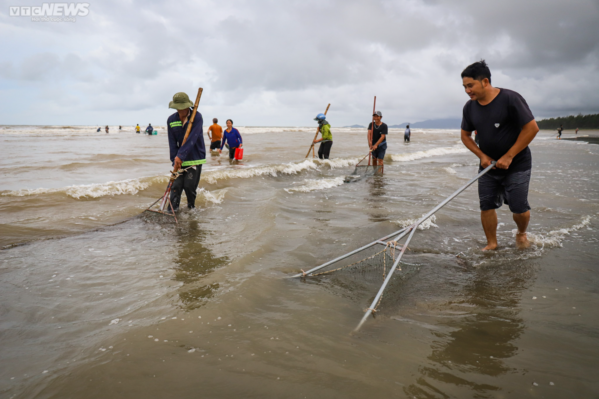 Ảnh: Người Hà Tĩnh đổ xô ra biển vớt sò lông sau mưa bão-10