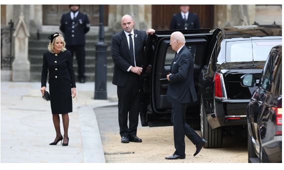 Đệ nhất phu nhân Mỹ Jill Biden bị chỉ trích ăn mặc không phù hợp khi viếng tang Nữ hoàng Elizabeth II-3
