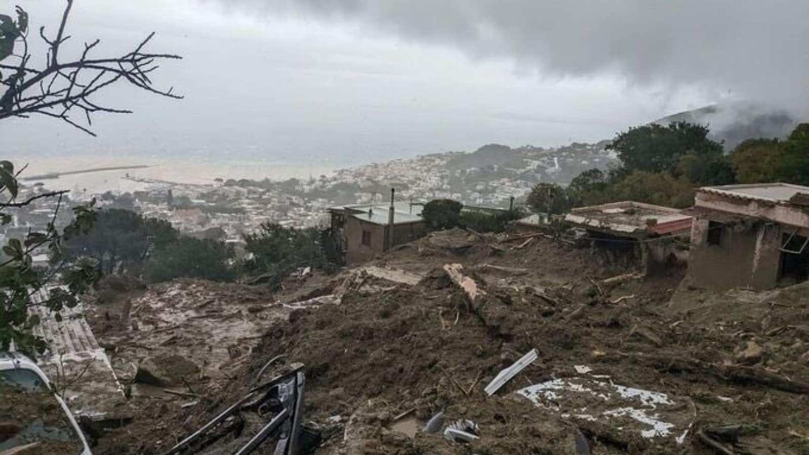 Sạt lở đất ở Ý do mưa lớn, ít nhất 8 người chết-1